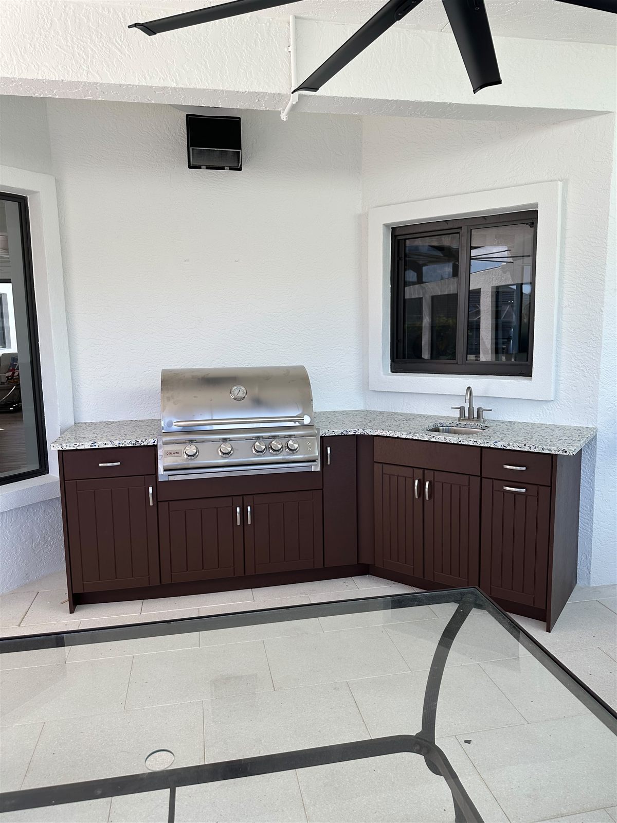 Espresso line L-shaped outdoor kitchen, sink view