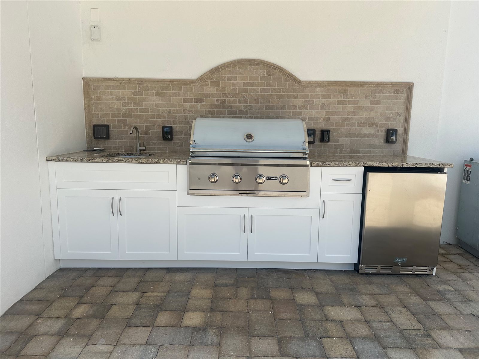 White finish outdoor kitchen with granite countertop